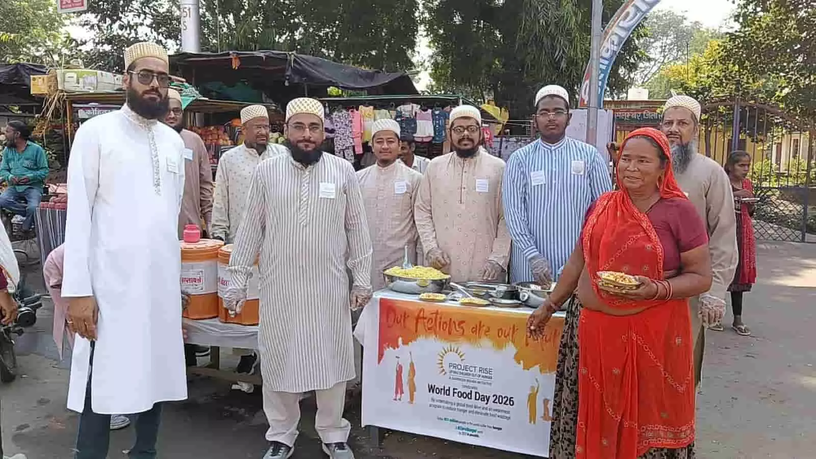 तस्वीर में सलूंबर में विश्व खाद्य दिवस पर जरूरतमंदों को खाद्य सामग्री वितरित करते समाज के लोग दिख रहे हैं। तस्वीर में सलूंबर में विश्व खाद्य दिवस पर जरूरतमंदों को खाद्य सामग्री वितरित करते समाज के लोग दिख रहे हैं।