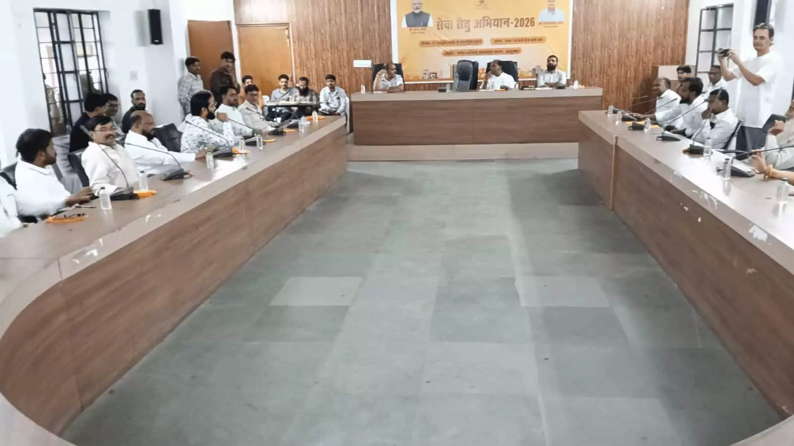तस्वीर में सलूंबर नगर परिषद के सभागार में आयोजित बैठक के दौरान कुर्सियों पर बैठे जनप्रतिनिधि और अधिकारी दिख रहे हैं। तस्वीर में सलूंबर नगर परिषद के सभागार में आयोजित बैठक के दौरान कुर्सियों पर बैठे जनप्रतिनिधि और अधिकारी दिख रहे हैं।