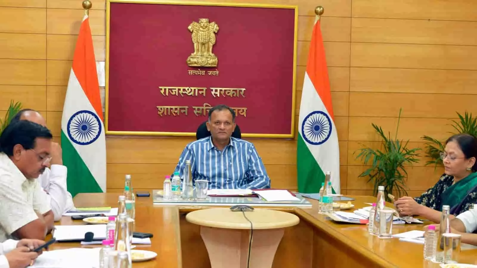 तस्वीर में मुख्य निर्वाचन अधिकारी नवीन महाजन अधिकारियों के साथ मतदाता सूची अभियान की समीक्षा बैठक करते दिख रहे हैं। तस्वीर में मुख्य निर्वाचन अधिकारी नवीन महाजन अधिकारियों के साथ मतदाता सूची अभियान की समीक्षा बैठक करते दिख रहे हैं।