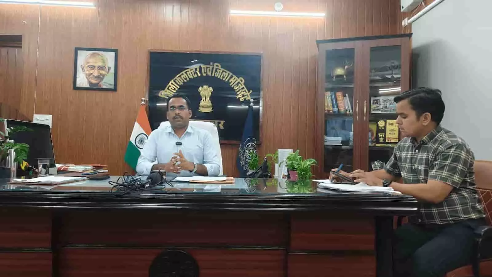 तस्वीर में सलूंबर में बैठक के दौरान अधिकारियों के साथ चर्चा करते जिला निर्वाचन अधिकारी दिख रहे हैं। तस्वीर में सलूंबर में बैठक के दौरान अधिकारियों के साथ चर्चा करते जिला निर्वाचन अधिकारी दिख रहे हैं।
