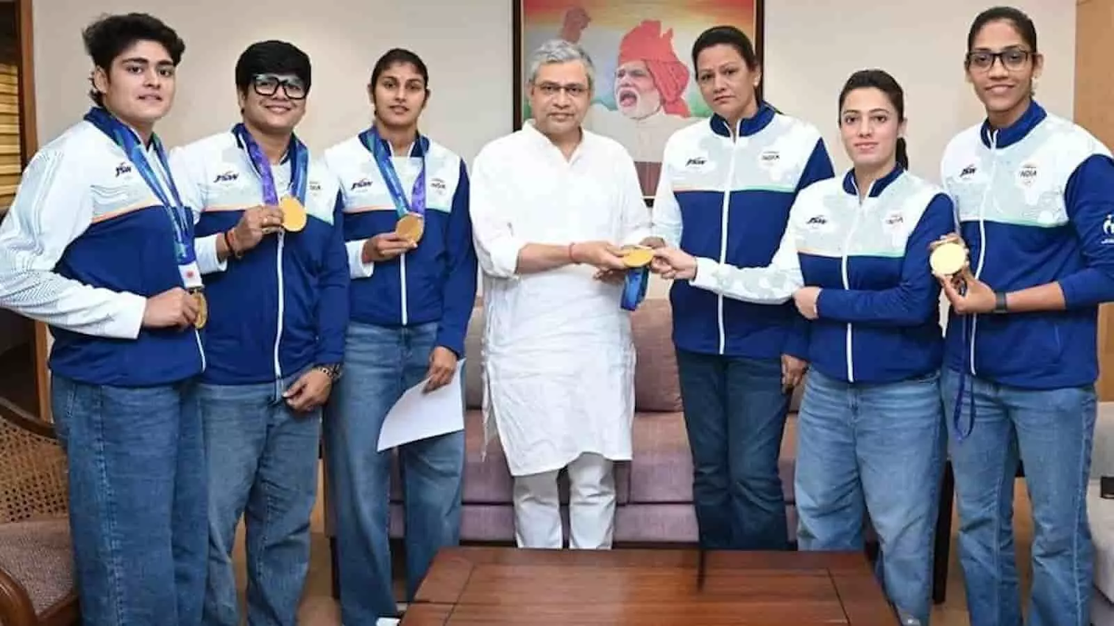 तस्वीर में रेल भवन में रेल मंत्री अश्विनी वैष्णव के साथ एशियाई खेल 2026 की स्वर्ण पदक विजेता महिला कबड्डी खिलाड़ी खड़ी हैं। तस्वीर में रेल भवन में रेल मंत्री अश्विनी वैष्णव के साथ एशियाई खेल 2026 की स्वर्ण पदक विजेता महिला कबड्डी खिलाड़ी खड़ी हैं।