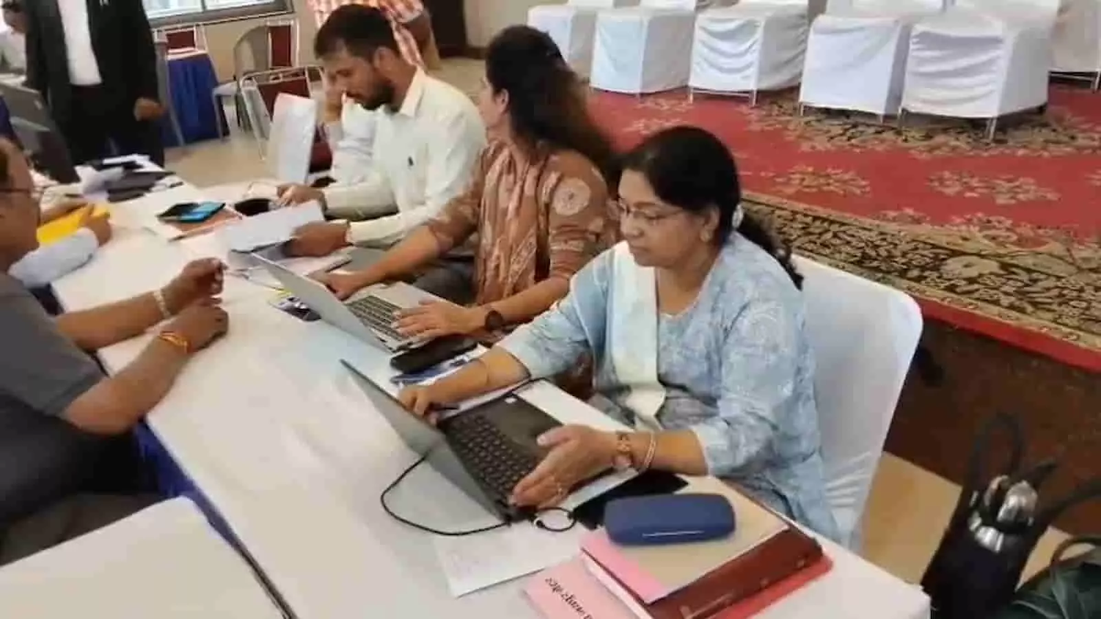 तस्वीर में जयपुर के सेवा सेतु शिविर में टेबल पर लैपटॉप लेकर बैठे अधिकारी नगरीय विकास कर से संबंधित फाइलों का निपटारा करते हुए दिख रहा हैं। तस्वीर में जयपुर के सेवा सेतु शिविर में टेबल पर लैपटॉप लेकर बैठे अधिकारी नगरीय विकास कर से संबंधित फाइलों का निपटारा करते हुए दिख रहा हैं।