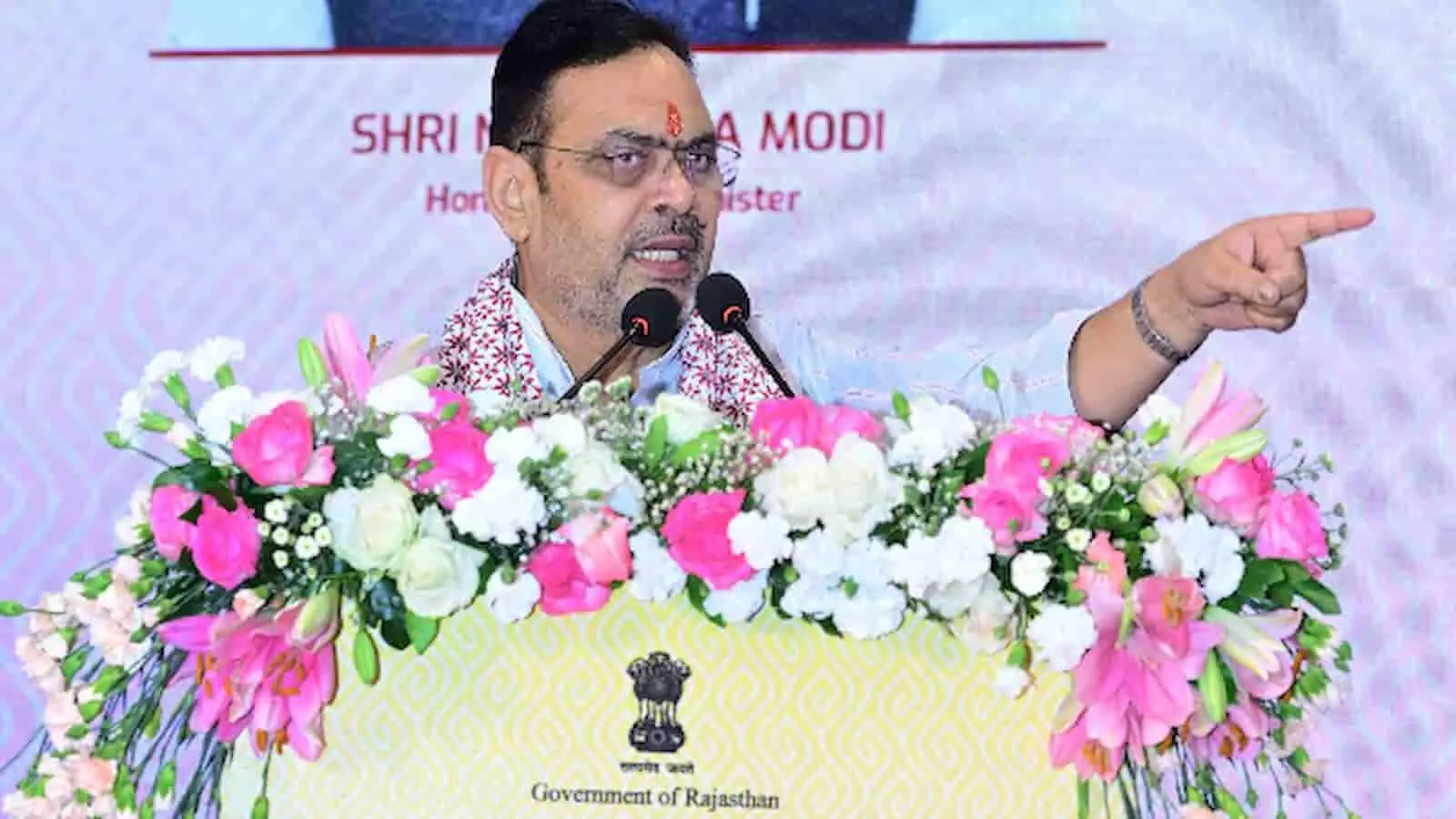तस्वीर में मुख्यमंत्री भजनलाल शर्मा जयपुर में आयोजित कार्यक्रम में मंच से संबोधन दे रहे हैं। तस्वीर में मुख्यमंत्री भजनलाल शर्मा जयपुर में आयोजित कार्यक्रम में मंच से संबोधन दे रहे हैं।
