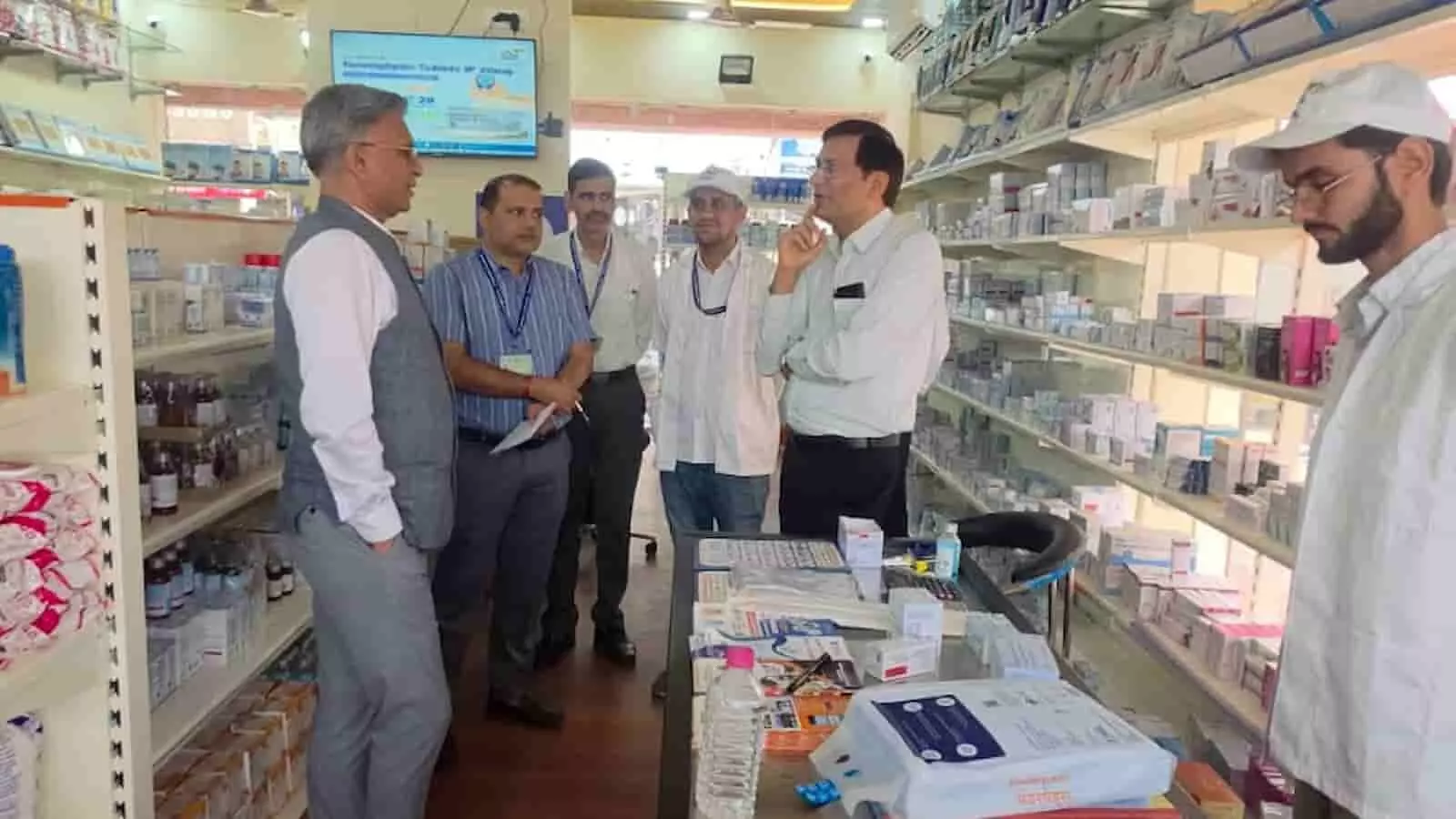 जयपुर के जन औषधि केंद्र में अधिकारियों के साथ निरीक्षक करते सहकारिता मंत्रालय के अवर सचिव पंकज कुमार बंसल। जयपुर के जन औषधि केंद्र में अधिकारियों के साथ निरीक्षक करते सहकारिता मंत्रालय के अवर सचिव पंकज कुमार बंसल।