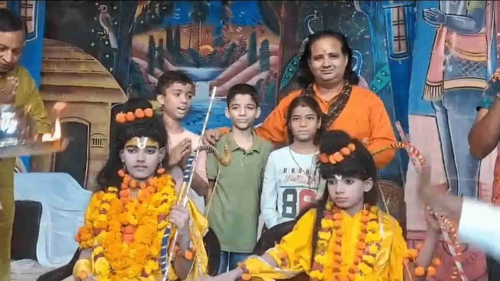 तस्वीर में डीग की रामलीला में भगवान श्रीराम और लक्ष्मण के स्वरूप में सजे बाल कलाकार नजर आ रहे हैं। JPG तस्वीर में डीग की रामलीला में भगवान श्रीराम और लक्ष्मण के स्वरूप में सजे बाल कलाकार नजर आ रहे हैं। JPG