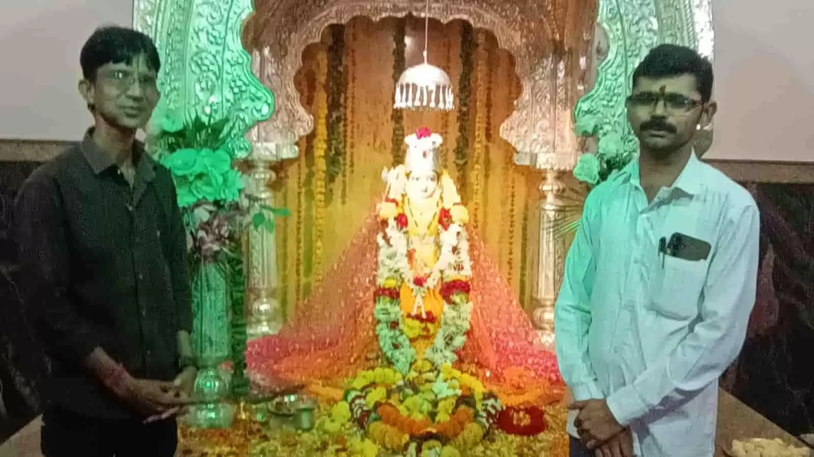 तस्वीर में महाराष्ट्र के वर्धा जिले के धोंडगांव स्थित जमुनामाता मंदिर में दर्शन करते श्रद्धालु दिख रहे हैं। तस्वीर में महाराष्ट्र के वर्धा जिले के धोंडगांव स्थित जमुनामाता मंदिर में दर्शन करते श्रद्धालु दिख रहे हैं।