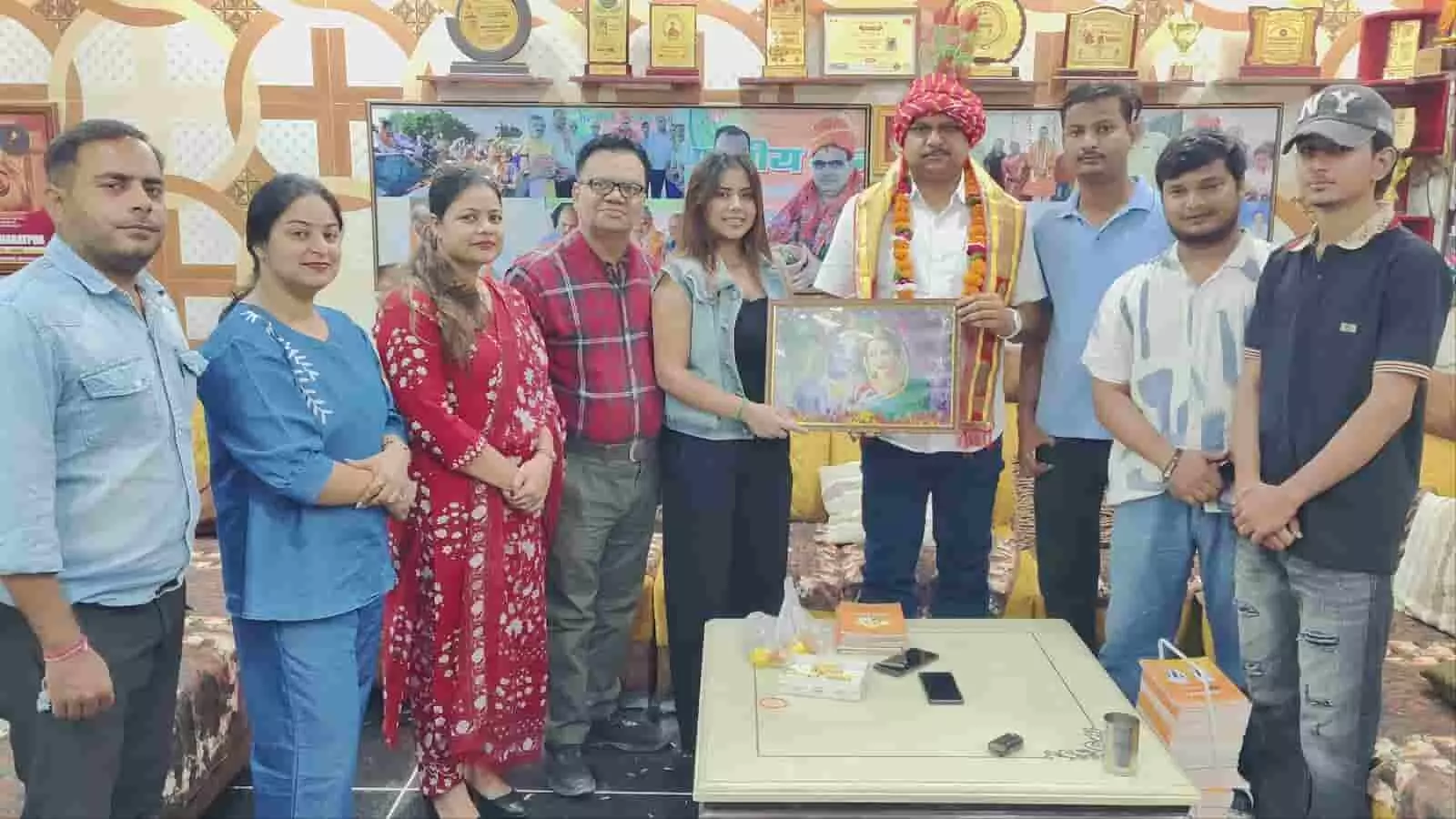 तस्वीर में भरतपुर में भाजपा नेता ओमप्रकाश सिंघल का स्वागत करते सामाजिक संगठनों के सदस्य। तस्वीर में भरतपुर में भाजपा नेता ओमप्रकाश सिंघल का स्वागत करते सामाजिक संगठनों के सदस्य।