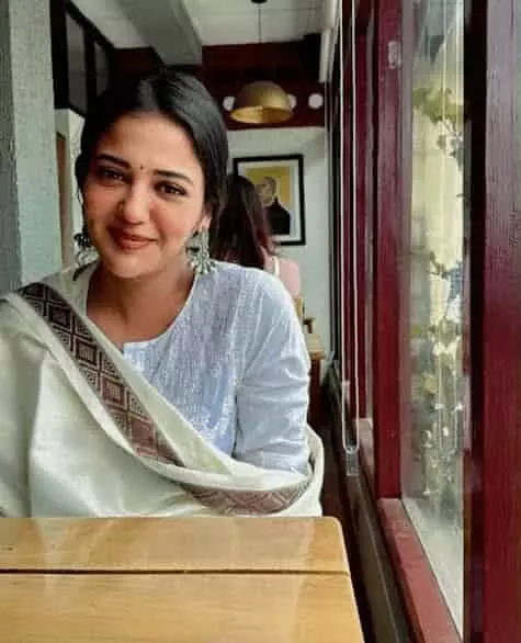 तस्वीर में सफेद पारंपरिक लिबास में नजर आ रही अभिनेत्री गुलकी जोशी दिख रही हैं。 तस्वीर में सफेद पारंपरिक लिबास में नजर आ रही अभिनेत्री गुलकी जोशी दिख रही हैं。