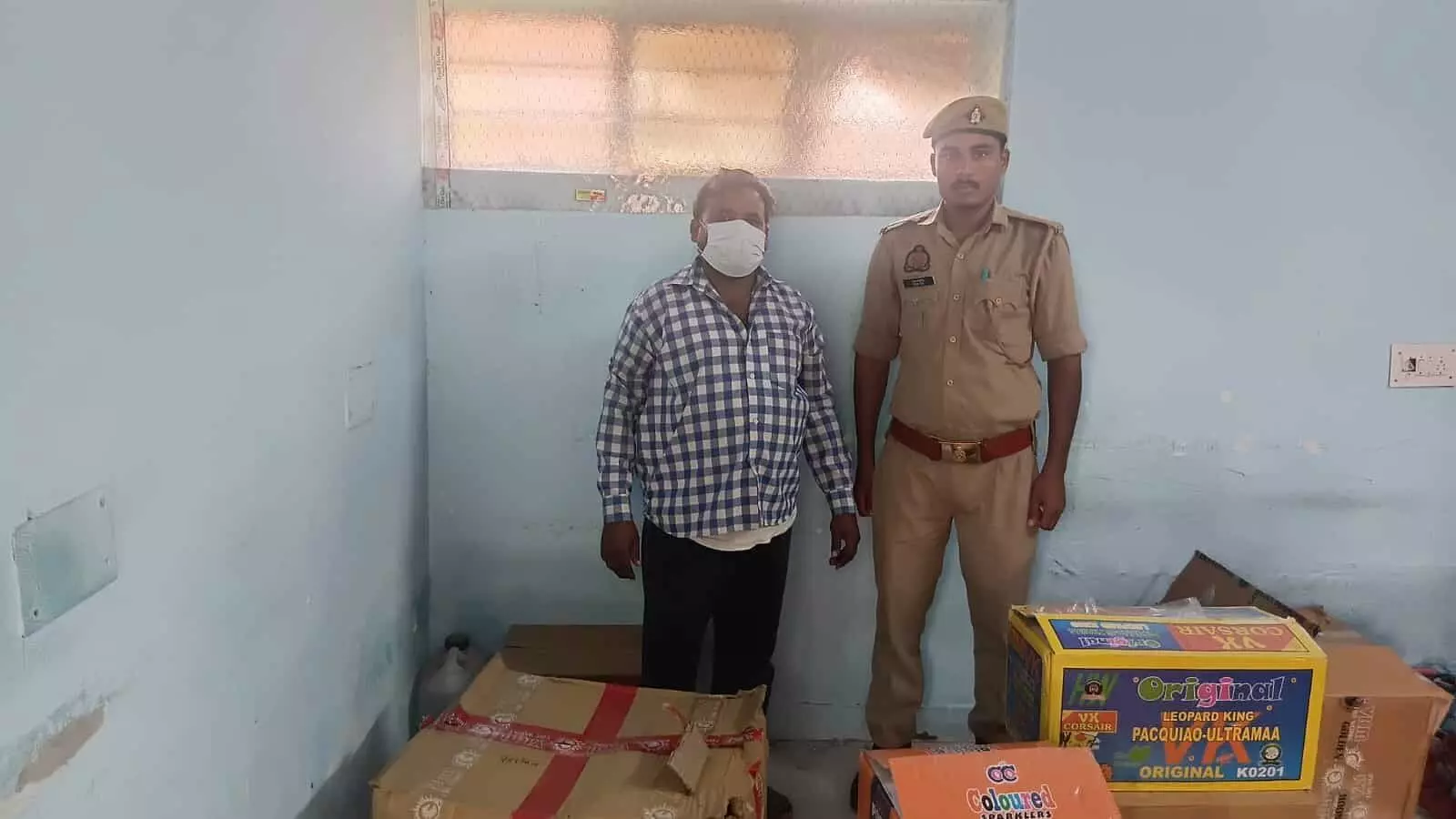 तस्वीर में पिलखुवा क्षेत्र में अवैध पटाखों के साथ गिरफ्तार आरोपी और पुलिसकर्मी दिखाई दे रहे हैं। तस्वीर में पिलखुवा क्षेत्र में अवैध पटाखों के साथ गिरफ्तार आरोपी और पुलिसकर्मी दिखाई दे रहे हैं।