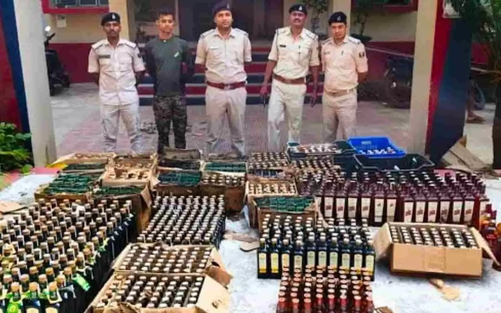 तस्वीर में कलवारा गांव में बरामद विदेशी शराब के साथ रोसड़ा थाना की पुलिस खड़ी है। तस्वीर में कलवारा गांव में बरामद विदेशी शराब के साथ रोसड़ा थाना की पुलिस खड़ी है।