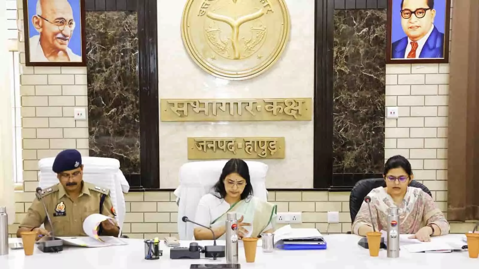 कलेक्ट्रेट सभागार की बैठक में डीएम, एसपी, पुलिस और अभियोजन अधिकारी चर्चा करते हुए दिख रहे हैं। कलेक्ट्रेट सभागार की बैठक में डीएम, एसपी, पुलिस और अभियोजन अधिकारी चर्चा करते हुए दिख रहे हैं।