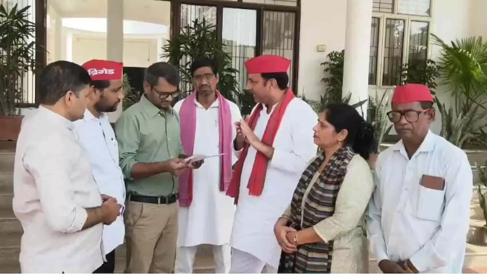 तस्वीर में सपा जिलाध्यक्ष आनंद गुर्जर और अन्य नेता हापुड़ में अधिकारी को ज्ञापन सौंपते दिख रहे हैं। तस्वीर में सपा जिलाध्यक्ष आनंद गुर्जर और अन्य नेता हापुड़ में अधिकारी को ज्ञापन सौंपते दिख रहे हैं।
