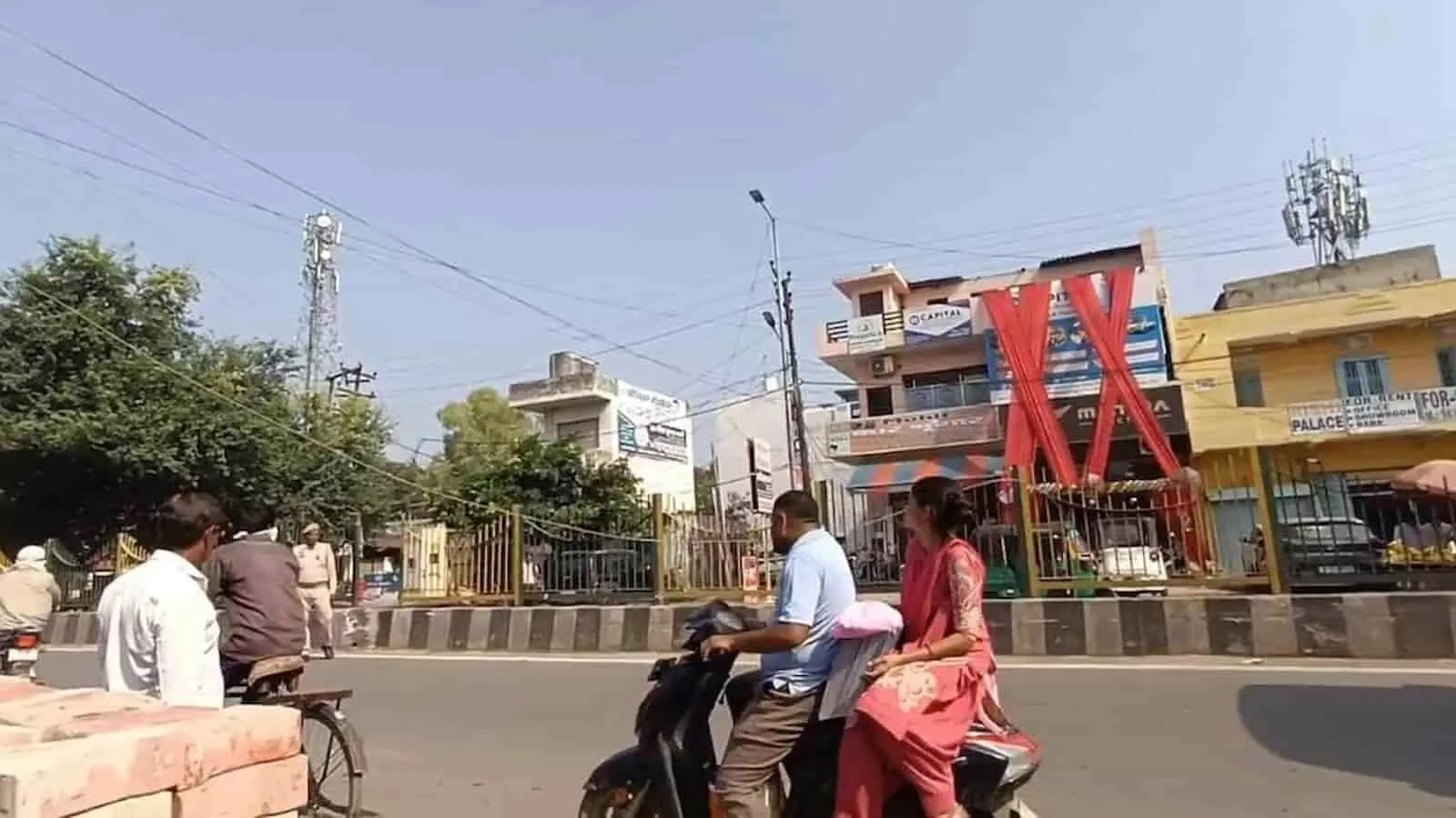 तस्वीर में हापुड़ के मेरठ रोड पर वाहनों की आवाजाही और बिजली के तार का क्षेत्र दिख रहा है। तस्वीर में हापुड़ के मेरठ रोड पर वाहनों की आवाजाही और बिजली के तार का क्षेत्र दिख रहा है।