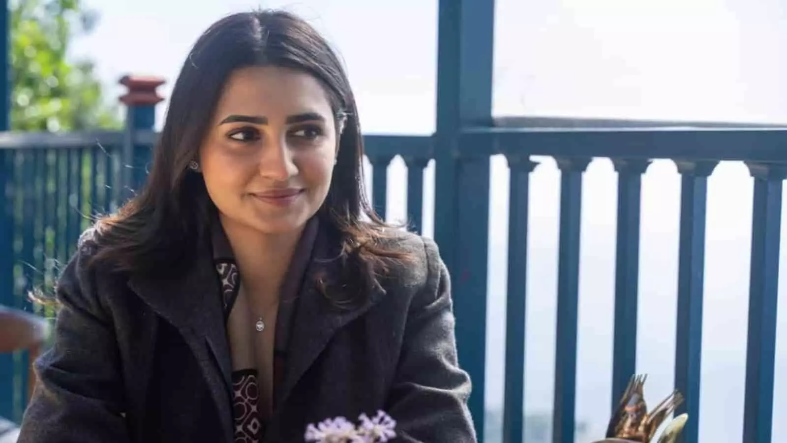 तस्वीर में दिख रही अभिनेत्री वेदिका पिंटो कैफे की बालकनी में बैठी मुस्कुराती हुई नजर आ रही हैं। तस्वीर में दिख रही अभिनेत्री वेदिका पिंटो कैफे की बालकनी में बैठी मुस्कुराती हुई नजर आ रही हैं।