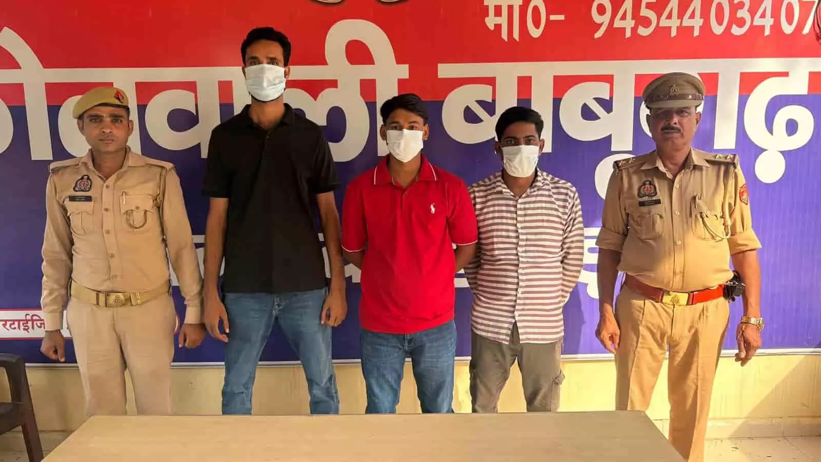 तस्वीर में बाबूगढ़ थाने की पुलिस द्वारा हापुड़ के उपैड़ा गांव से मारपीट के मामले में गिरफ्तार किए गए तीन आरोपी दिख रहे हैं। तस्वीर में बाबूगढ़ थाने की पुलिस द्वारा हापुड़ के उपैड़ा गांव से मारपीट के मामले में गिरफ्तार किए गए तीन आरोपी दिख रहे हैं।