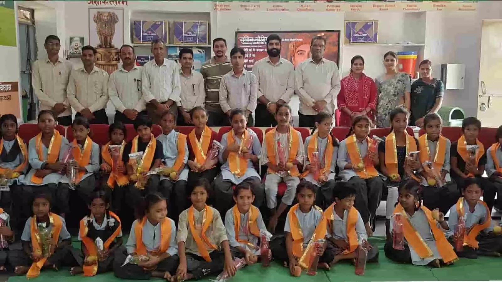 तस्वीर में पीएम श्री विद्यालय बिलोंट में बाल मेले और कन्या पूजन कार्यक्रम के दौरान छात्राएं और शिक्षक बैठे दिख रहे हैं। तस्वीर में पीएम श्री विद्यालय बिलोंट में बाल मेले और कन्या पूजन कार्यक्रम के दौरान छात्राएं और शिक्षक बैठे दिख रहे हैं।