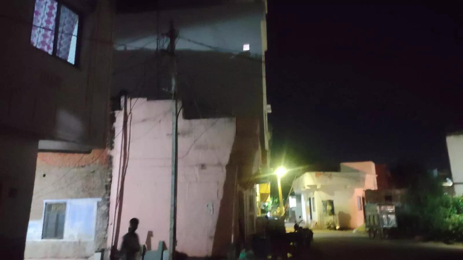 तस्वीर में छोटीसादड़ी वार्ड 2 की अंधेरी गली और स्ट्रीट लाइट का खंभा दिख रहा है। तस्वीर में छोटीसादड़ी वार्ड 2 की अंधेरी गली और स्ट्रीट लाइट का खंभा दिख रहा है।