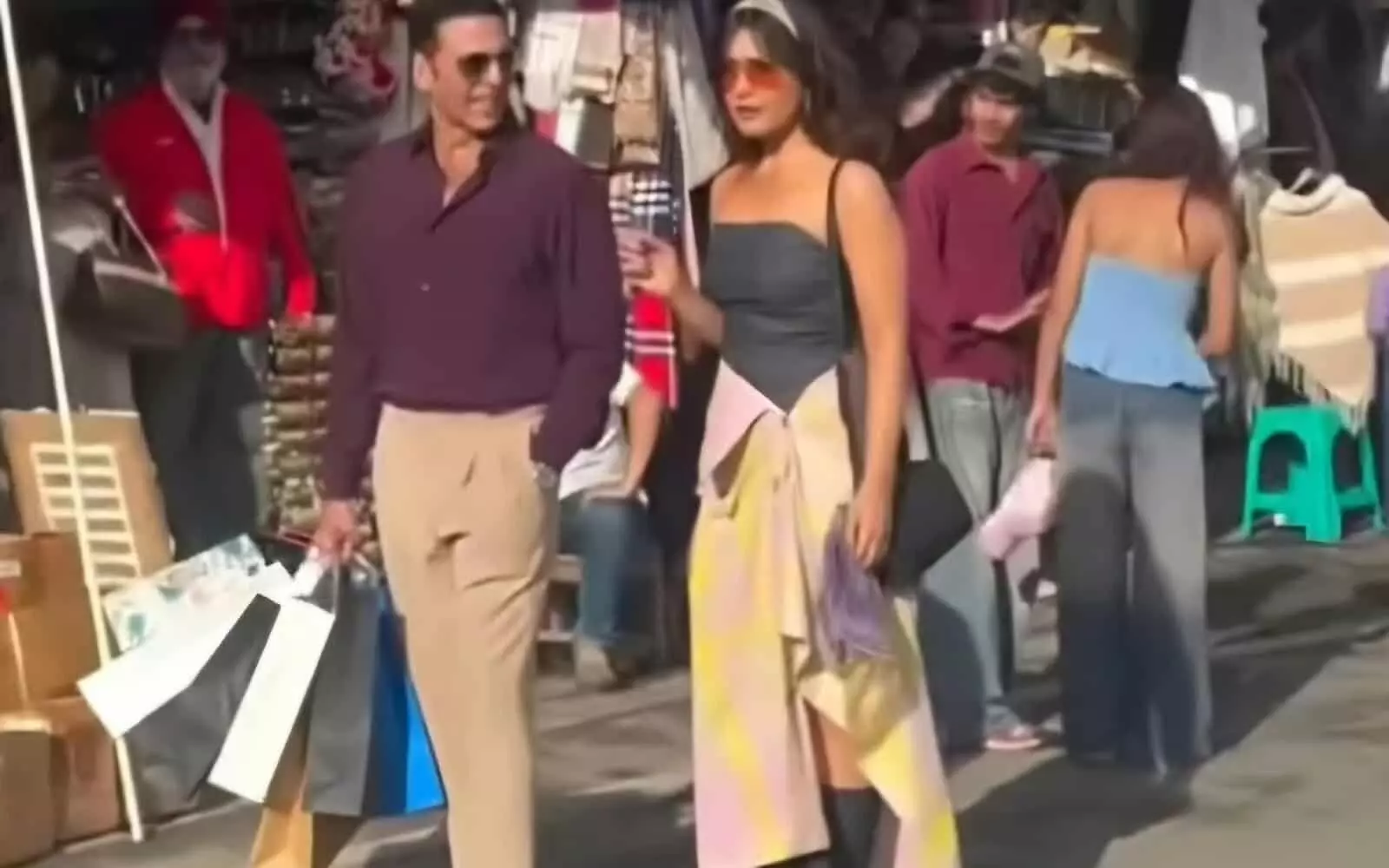 तस्वीर में अभिनेता अक्षय कुमार और जाह्नवी कपूर उत्तराखण्ड में फिल्म शूटिंग के दौरान पैदल चलते दिख रहे हैं। तस्वीर में अभिनेता अक्षय कुमार और जाह्नवी कपूर उत्तराखण्ड में फिल्म शूटिंग के दौरान पैदल चलते दिख रहे हैं।