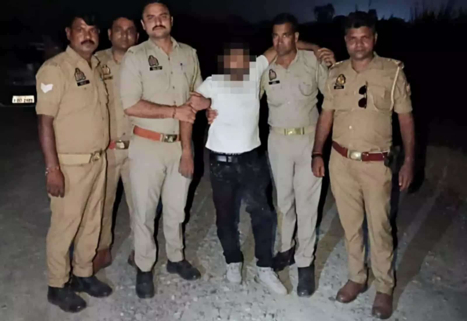 तस्वीर में पुलिसकर्मी उत्तर प्रदेश के इटावा के भरथना में मुठभेड़ के बाद गिरफ्तार आरोपी के साथ दिख रहे हैं। तस्वीर में पुलिसकर्मी उत्तर प्रदेश के इटावा के भरथना में मुठभेड़ के बाद गिरफ्तार आरोपी के साथ दिख रहे हैं।