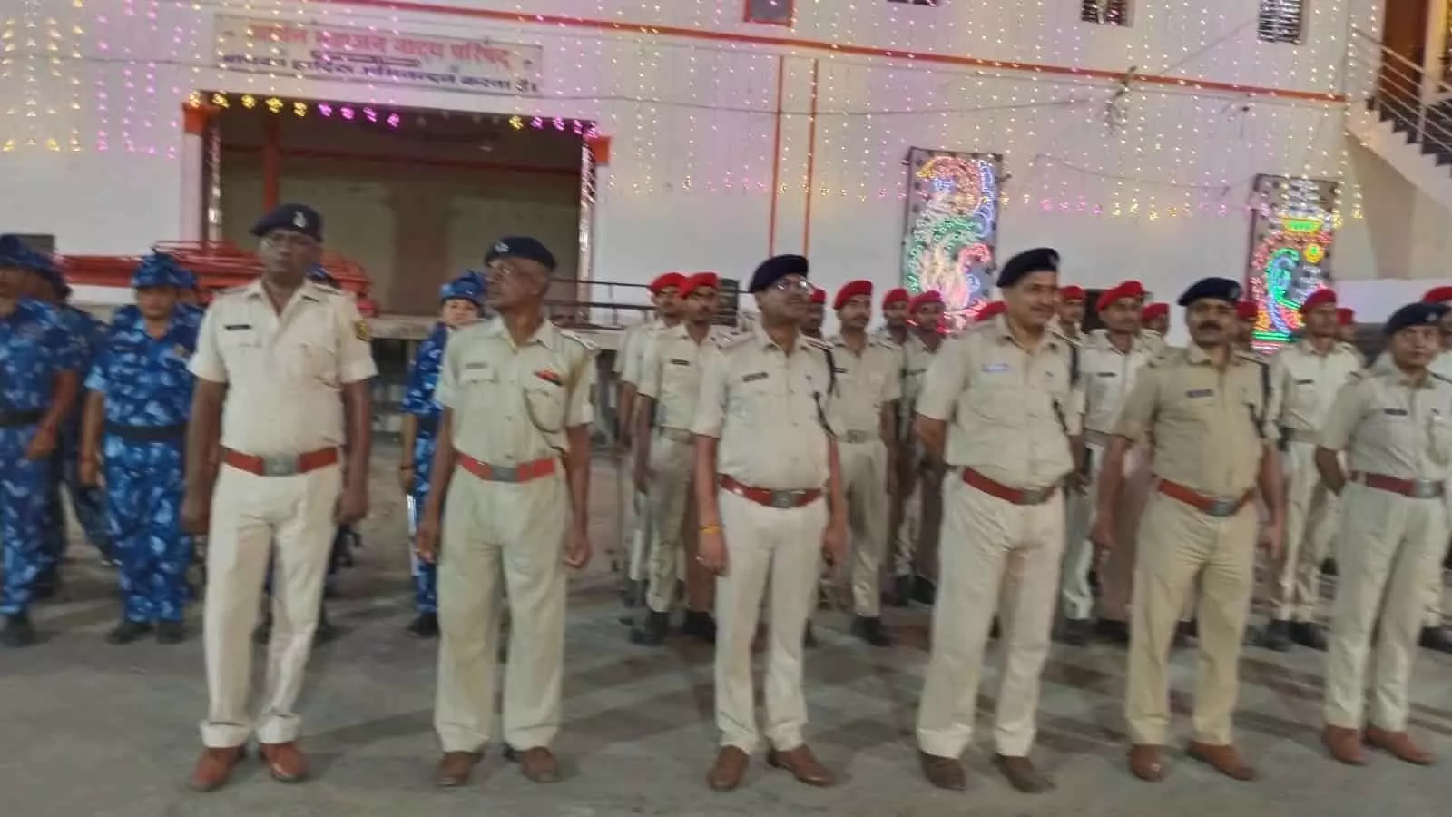 तस्वीर में औरंगाबाद में दुर्गा पूजा सुरक्षा के तहत वर्दी में मुस्तैद खड़े पुलिस जवान दिख रहे हैं। तस्वीर में औरंगाबाद में दुर्गा पूजा सुरक्षा के तहत वर्दी में मुस्तैद खड़े पुलिस जवान दिख रहे हैं।