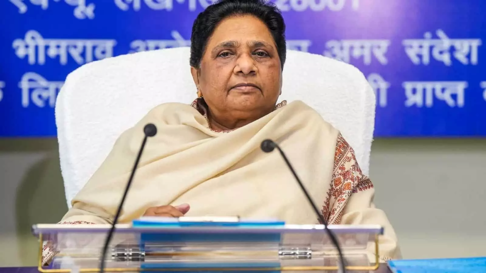 तस्वीर में बसपा प्रमुख मायावती लखनऊ में प्रेस कॉन्फ्रेंस के दौरान पार्टी को कमजोर दिखाने वाले फर्जी सर्वेक्षणों पर बयान दे रही हैं। तस्वीर में बसपा प्रमुख मायावती लखनऊ में प्रेस कॉन्फ्रेंस के दौरान पार्टी को कमजोर दिखाने वाले फर्जी सर्वेक्षणों पर बयान दे रही हैं।