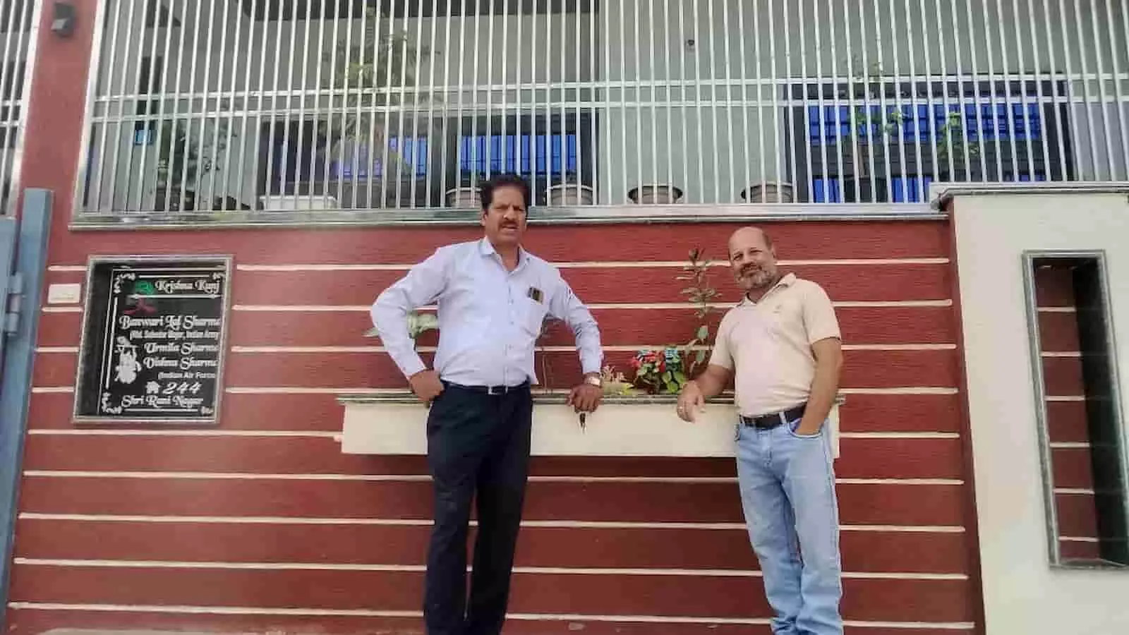 तस्वीर में इमारत के सामने खड़े सूबेदार मेजर बनवारी लाल शर्मा और संजय शर्मा जयपुर में दिख रहे हैं। तस्वीर में इमारत के सामने खड़े सूबेदार मेजर बनवारी लाल शर्मा और संजय शर्मा जयपुर में दिख रहे हैं।