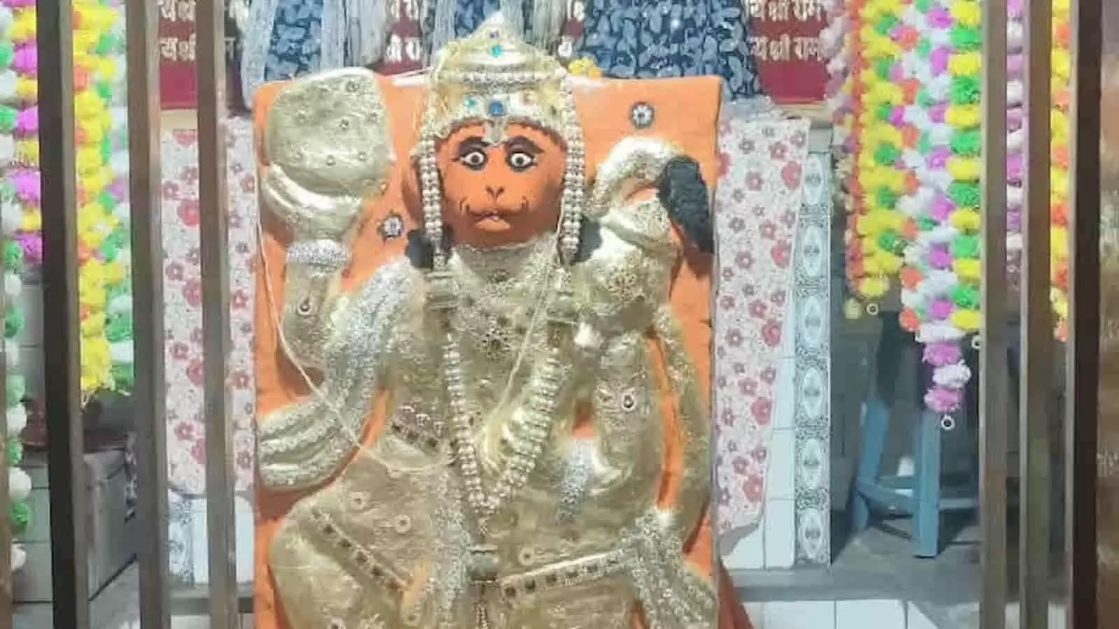 तस्वीर में गंगापुर के पंचतीर्थ मंदिर में स्वर्ण चोले से सुसज्जित श्री बजरंग बली की प्रतिमा दिखाई दे रही है। तस्वीर में गंगापुर के पंचतीर्थ मंदिर में स्वर्ण चोले से सुसज्जित श्री बजरंग बली की प्रतिमा दिखाई दे रही है।