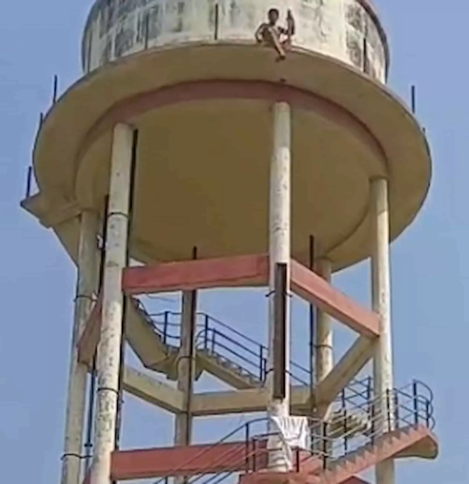 तस्वीर में धौलाना तहसील की टंकी पर चढ़ा युवक और नीचे मौजूद पुलिस. तस्वीर में धौलाना तहसील की टंकी पर चढ़ा युवक और नीचे मौजूद पुलिस.