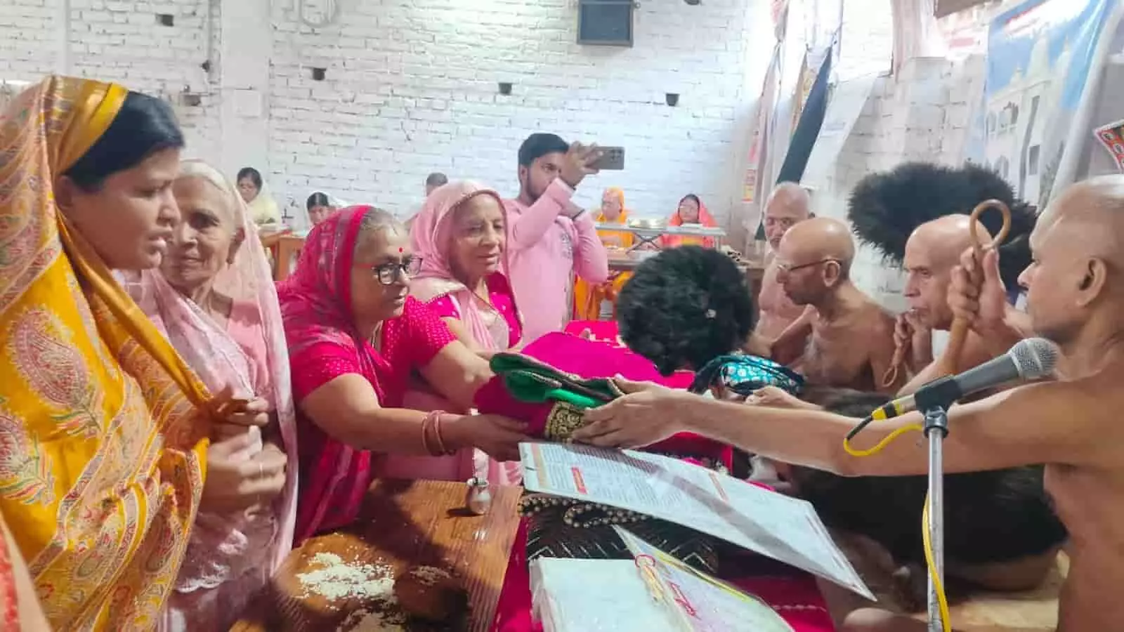 तस्वीर में कोटा जैन मंदिर में मुनि विवर्धनसागर जी महाराज को वस्त्र एवं शास्त्र भेंट करते श्रद्धालु दिख रहे हैं। तस्वीर में कोटा जैन मंदिर में मुनि विवर्धनसागर जी महाराज को वस्त्र एवं शास्त्र भेंट करते श्रद्धालु दिख रहे हैं।