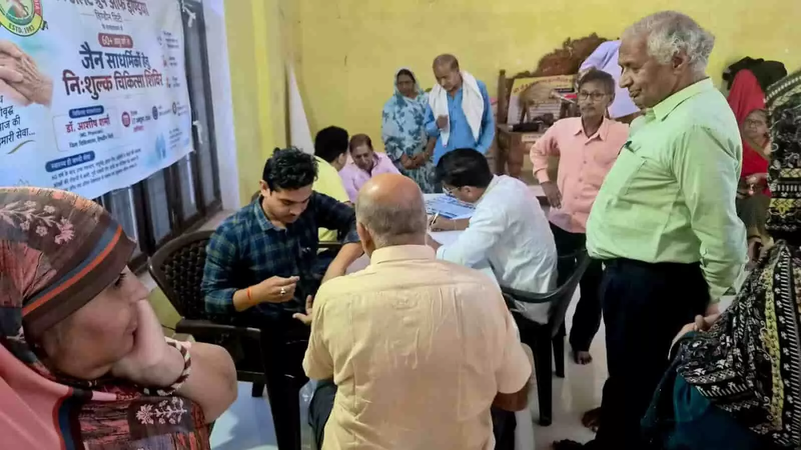 तस्वीर में हिण्डौन में आयोजित स्वास्थ्य शिविर में चिकित्साकर्मी बुजुर्गों का परीक्षण कर रहे हैं। तस्वीर में हिण्डौन में आयोजित स्वास्थ्य शिविर में चिकित्साकर्मी बुजुर्गों का परीक्षण कर रहे हैं।