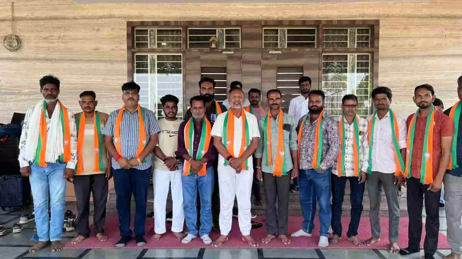 तस्वीर में ऊर्जा मंत्री हीरालाल नागर के साथ भाजपा में शामिल हुए नए कार्यकर्ता खड़े हैं तस्वीर में ऊर्जा मंत्री हीरालाल नागर के साथ भाजपा में शामिल हुए नए कार्यकर्ता खड़े हैं