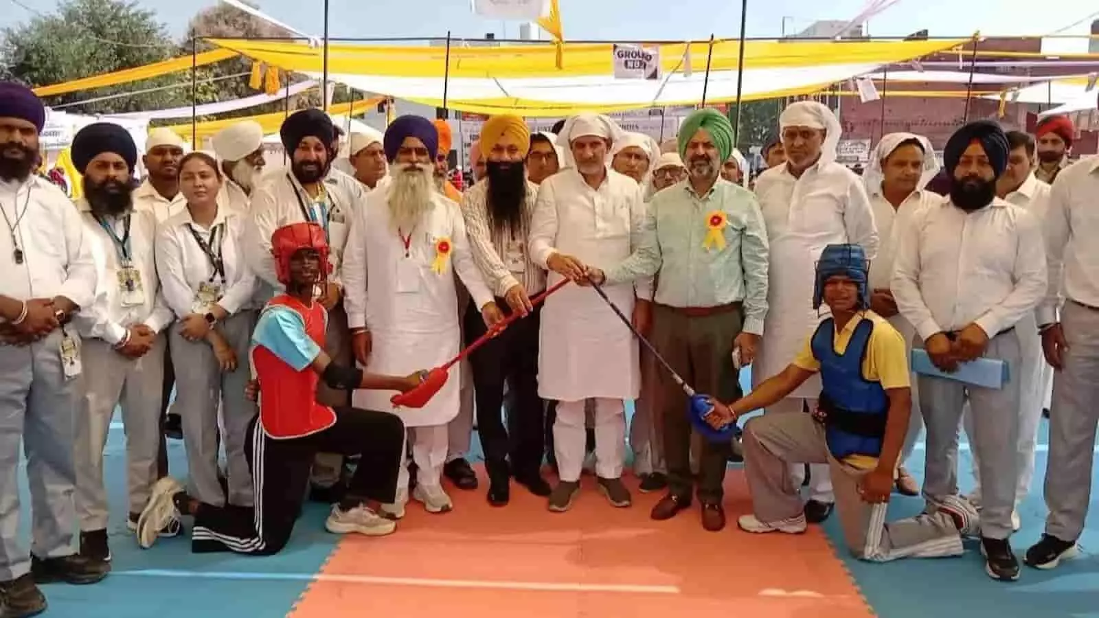 तस्वीर में राज्यसभा सांसद सुभाष बराला रतिया में गतका चैंपियनशिप के दौरान खिलाड़ियों और आयोजकों के साथ खड़े दिख रहे हैं। तस्वीर में राज्यसभा सांसद सुभाष बराला रतिया में गतका चैंपियनशिप के दौरान खिलाड़ियों और आयोजकों के साथ खड़े दिख रहे हैं।