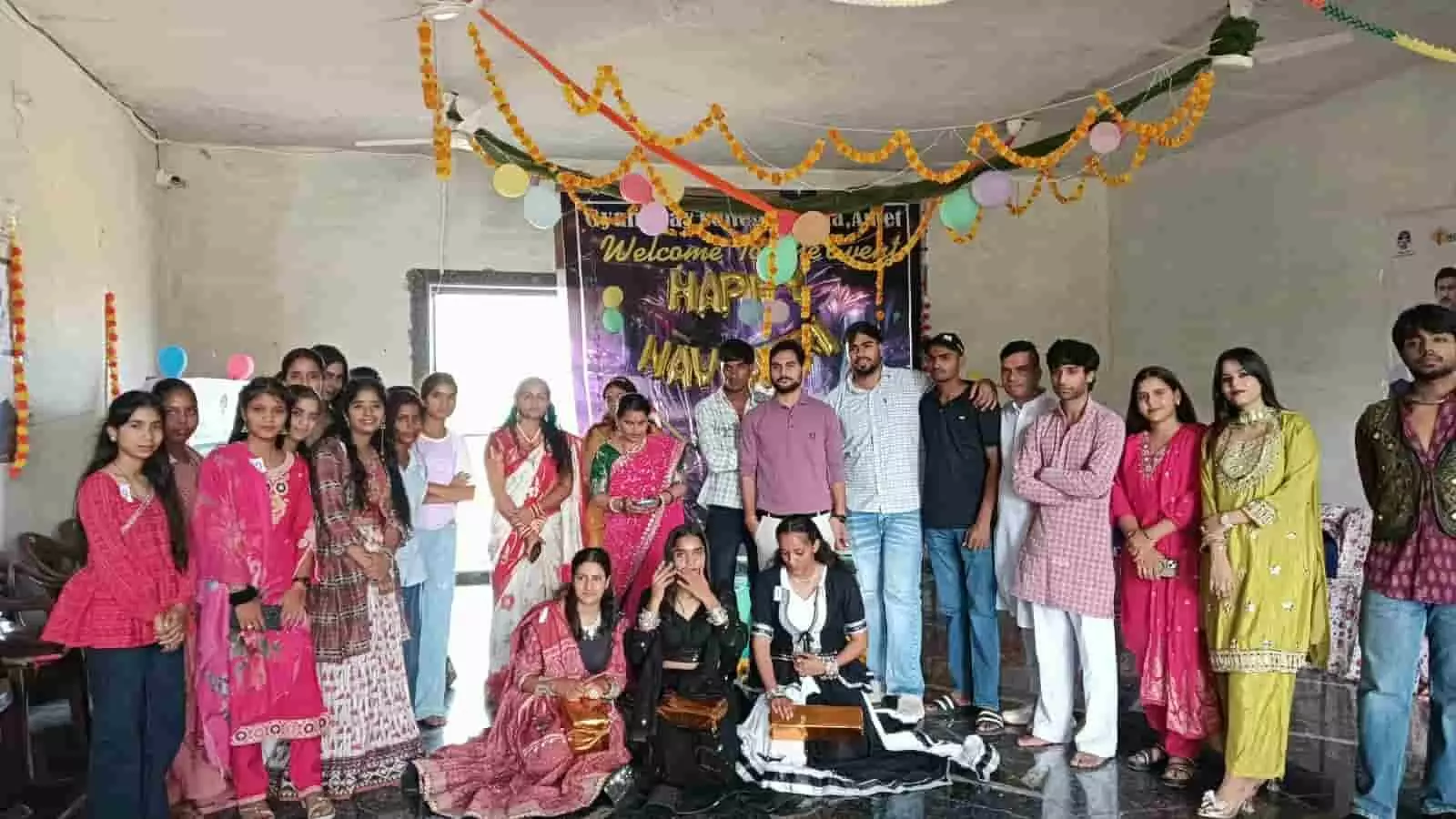 तस्वीर में ज्ञानोदय महाविद्यालय आमेट में गरबा महोत्सव के दौरान पारंपरिक परिधानों में उपस्थित छात्र और शिक्षक दिख रहे हैं। तस्वीर में ज्ञानोदय महाविद्यालय आमेट में गरबा महोत्सव के दौरान पारंपरिक परिधानों में उपस्थित छात्र और शिक्षक दिख रहे हैं।