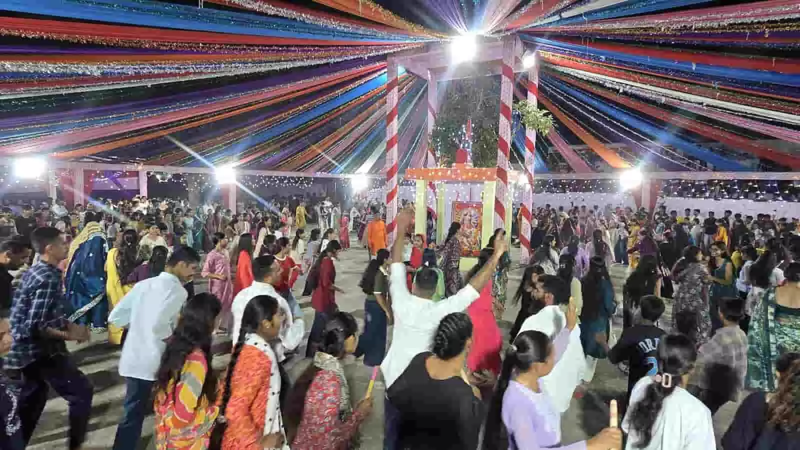 तस्वीर में खेरवाड़ा उपखंड पंडाल में शारदीय नवरात्रि उत्सव पर गरबा नृत्य करते श्रद्धालु. तस्वीर में खेरवाड़ा उपखंड पंडाल में शारदीय नवरात्रि उत्सव पर गरबा नृत्य करते श्रद्धालु.