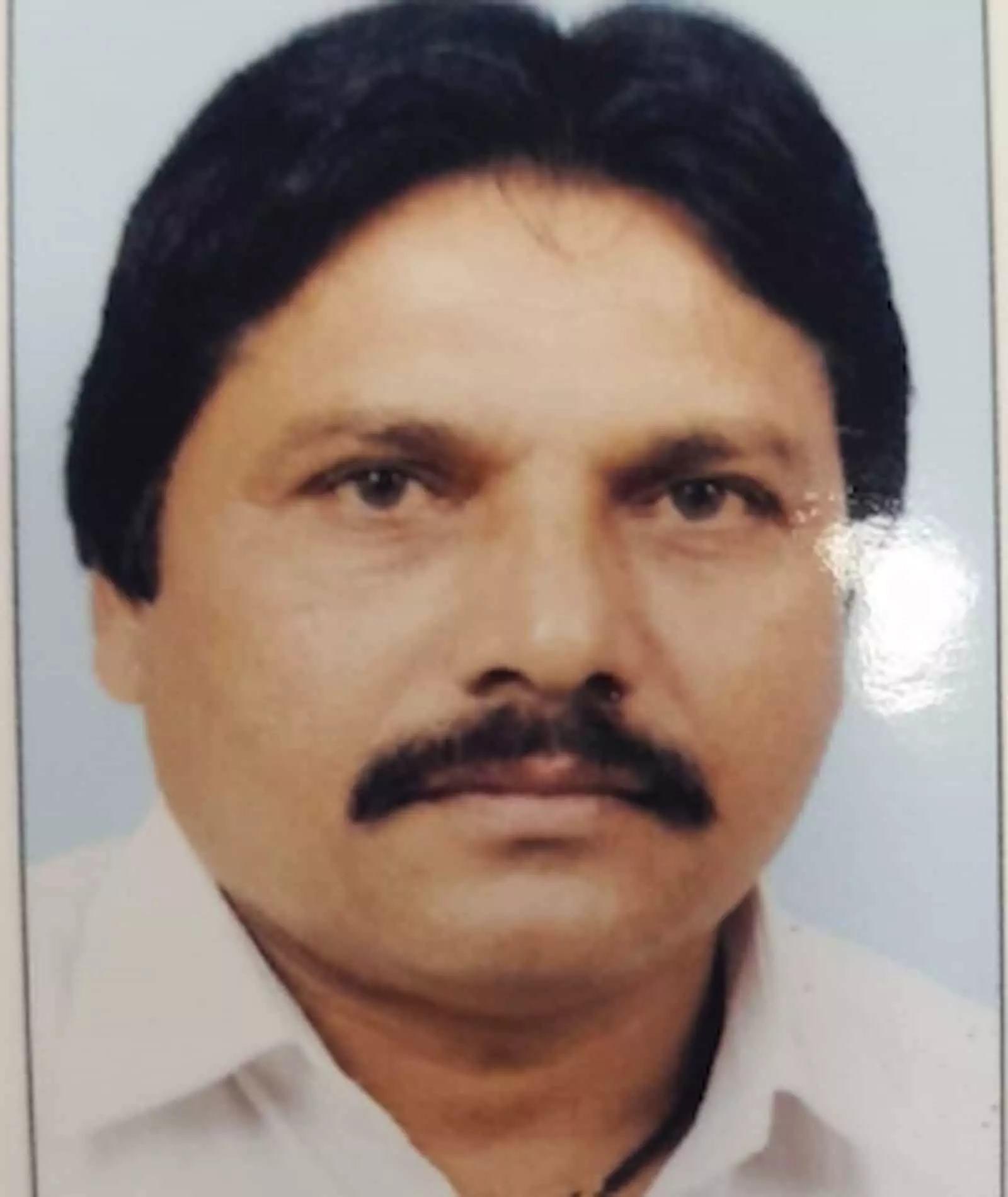 तस्वीर में श्री व्यापारी नागरी सहकारी पतसंस्था के उपसभापति शशिकांत दरेकर दिख रहे हैं। तस्वीर में श्री व्यापारी नागरी सहकारी पतसंस्था के उपसभापति शशिकांत दरेकर दिख रहे हैं।