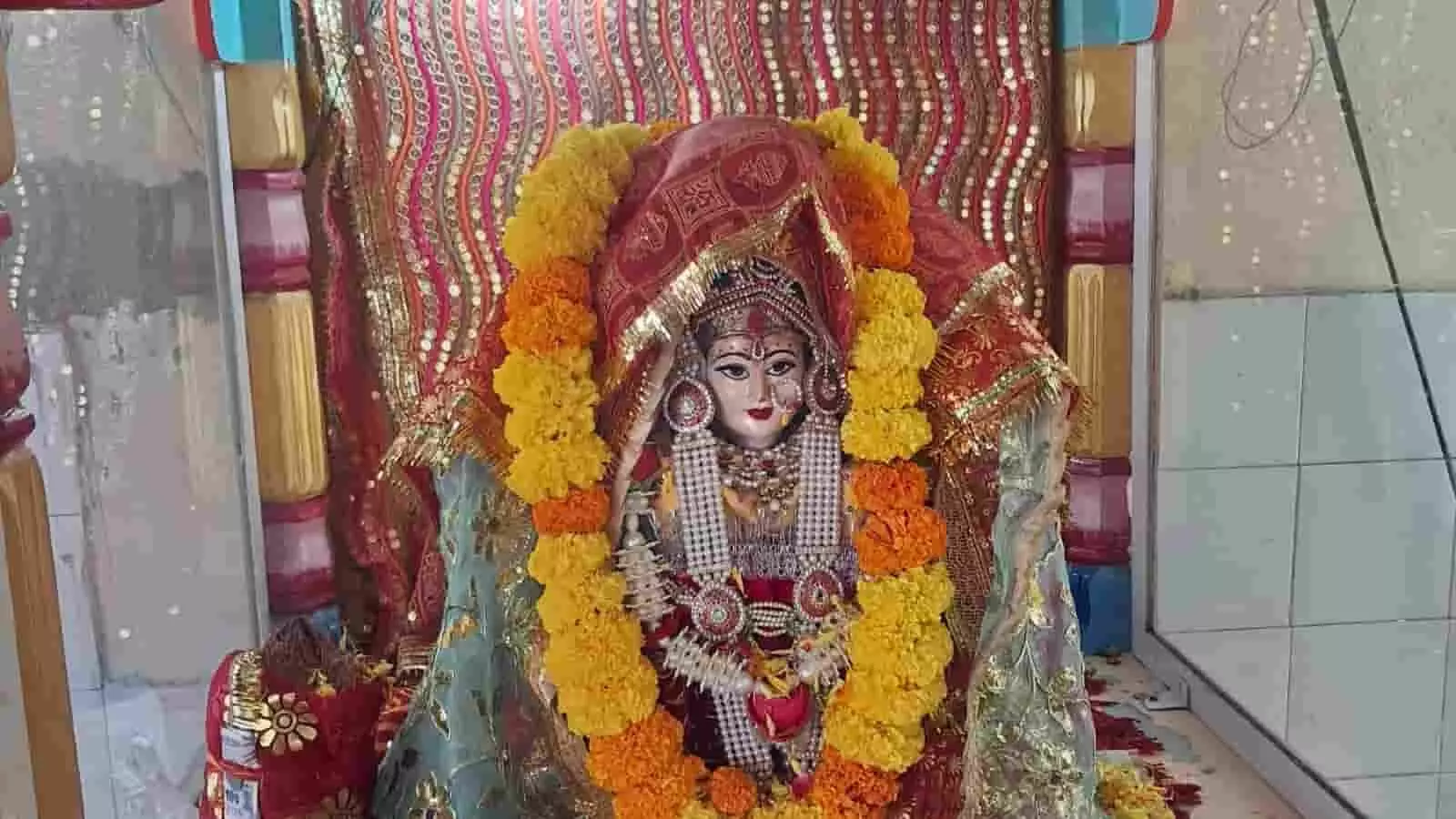 तस्वीर में भीलवाड़ा के मंदिर में सजे माता रानी के दरबार के दर्शन हो रहे हैं. तस्वीर में भीलवाड़ा के मंदिर में सजे माता रानी के दरबार के दर्शन हो रहे हैं.