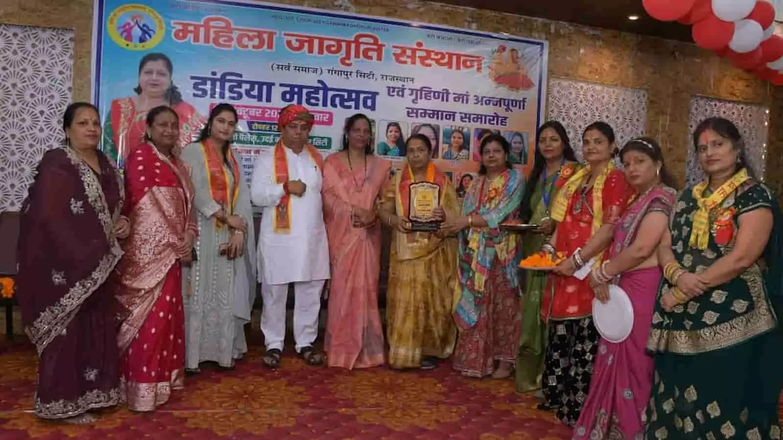 तस्वीर में गंगापुर सिटी के भगवती पैलेस में आयोजित डांडिया महोत्सव एवं सम्मान समारोह में उपस्थित महिलाएं और अतिथि नजर आ रहे हैं. तस्वीर में गंगापुर सिटी के भगवती पैलेस में आयोजित डांडिया महोत्सव एवं सम्मान समारोह में उपस्थित महिलाएं और अतिथि नजर आ रहे हैं.