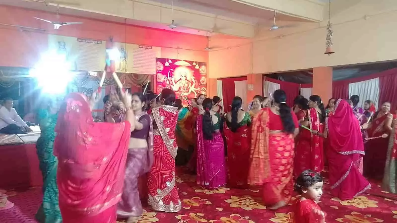 तस्वीर में गंगापुर सिटी स्थित सीताराम मंदिर में नवरात्र पर डांडिया नृत्य करती महिलाएं। तस्वीर में गंगापुर सिटी स्थित सीताराम मंदिर में नवरात्र पर डांडिया नृत्य करती महिलाएं।