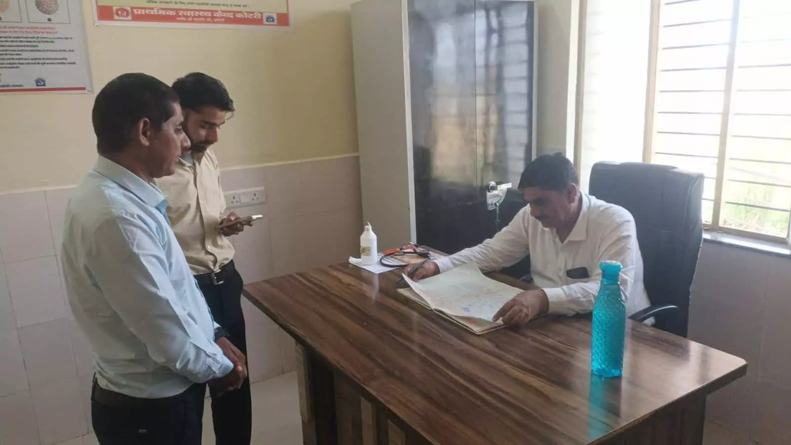 तस्वीर में करौली के प्राथमिक स्वास्थ्य केंद्र का निरीक्षण करते सीएमएचओ नजर आ रहे हैं। तस्वीर में करौली के प्राथमिक स्वास्थ्य केंद्र का निरीक्षण करते सीएमएचओ नजर आ रहे हैं।