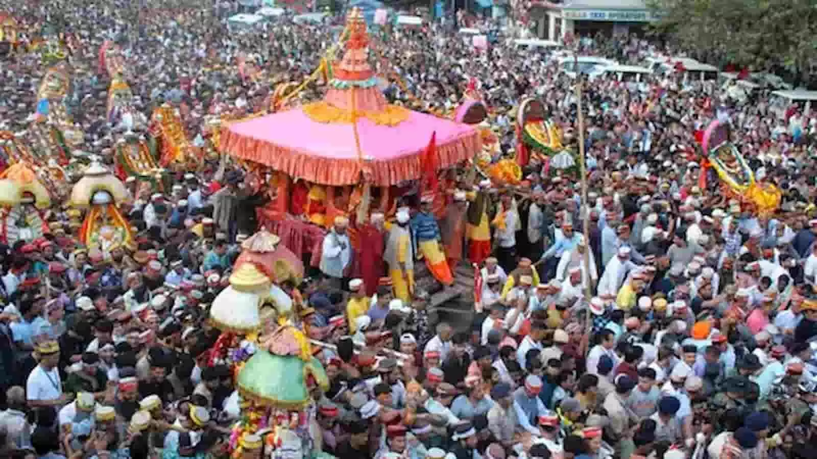 तस्वीर में कुल्लू के अंतरराष्ट्रीय दशहरा उत्सव में भारी भीड़ और रथयात्रा दिख रही है। तस्वीर में कुल्लू के अंतरराष्ट्रीय दशहरा उत्सव में भारी भीड़ और रथयात्रा दिख रही है।