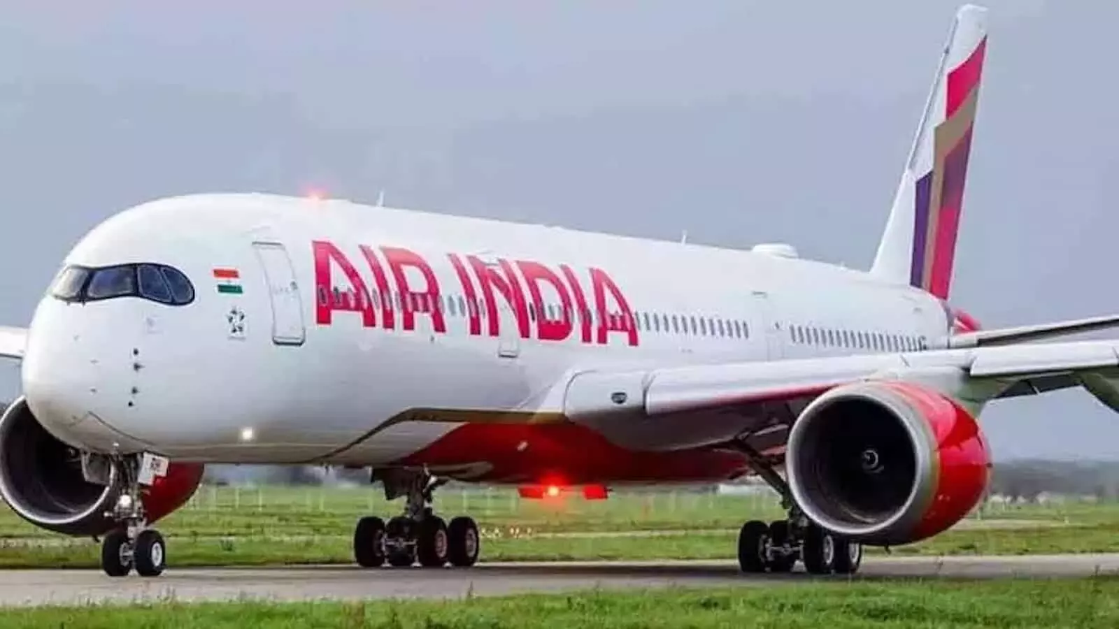 तस्वीर में एअर इंडिया का विमान रनवे पर खड़ा है, जो सऊदी अरब की उड़ानें रद्द होने के संदर्भ में है। तस्वीर में एअर इंडिया का विमान रनवे पर खड़ा है, जो सऊदी अरब की उड़ानें रद्द होने के संदर्भ में है।