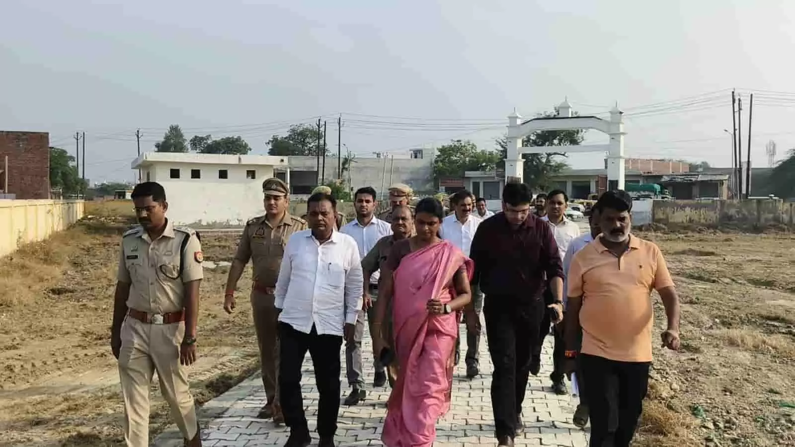 तस्वीर में अलीगंज के रामलीला मैदान का निरीक्षण करतीं जिलाधिकारी एम. अरुन्मोली और प्रशासनिक अधिकारी। तस्वीर में अलीगंज के रामलीला मैदान का निरीक्षण करतीं जिलाधिकारी एम. अरुन्मोली और प्रशासनिक अधिकारी।