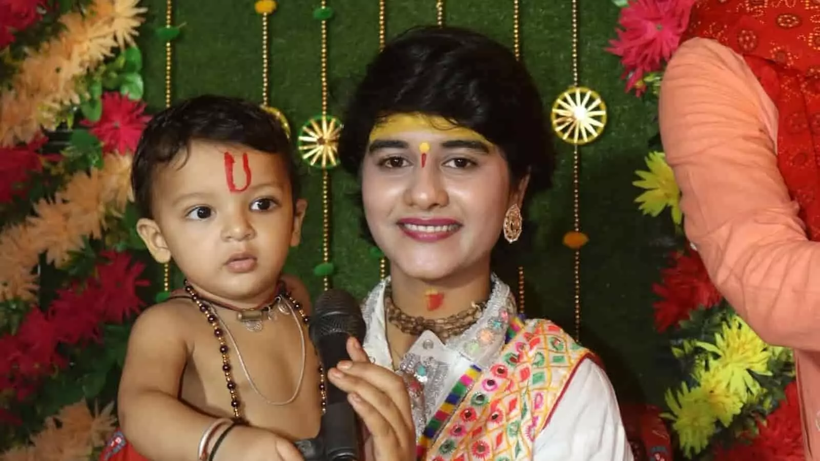 तस्वीर में कथावाचक शक्ति दुबे गोंडा के बरसडा में रामकथा कार्यक्रम के दौरान एक बच्चे के साथ नजर आ रही हैं। तस्वीर में कथावाचक शक्ति दुबे गोंडा के बरसडा में रामकथा कार्यक्रम के दौरान एक बच्चे के साथ नजर आ रही हैं।