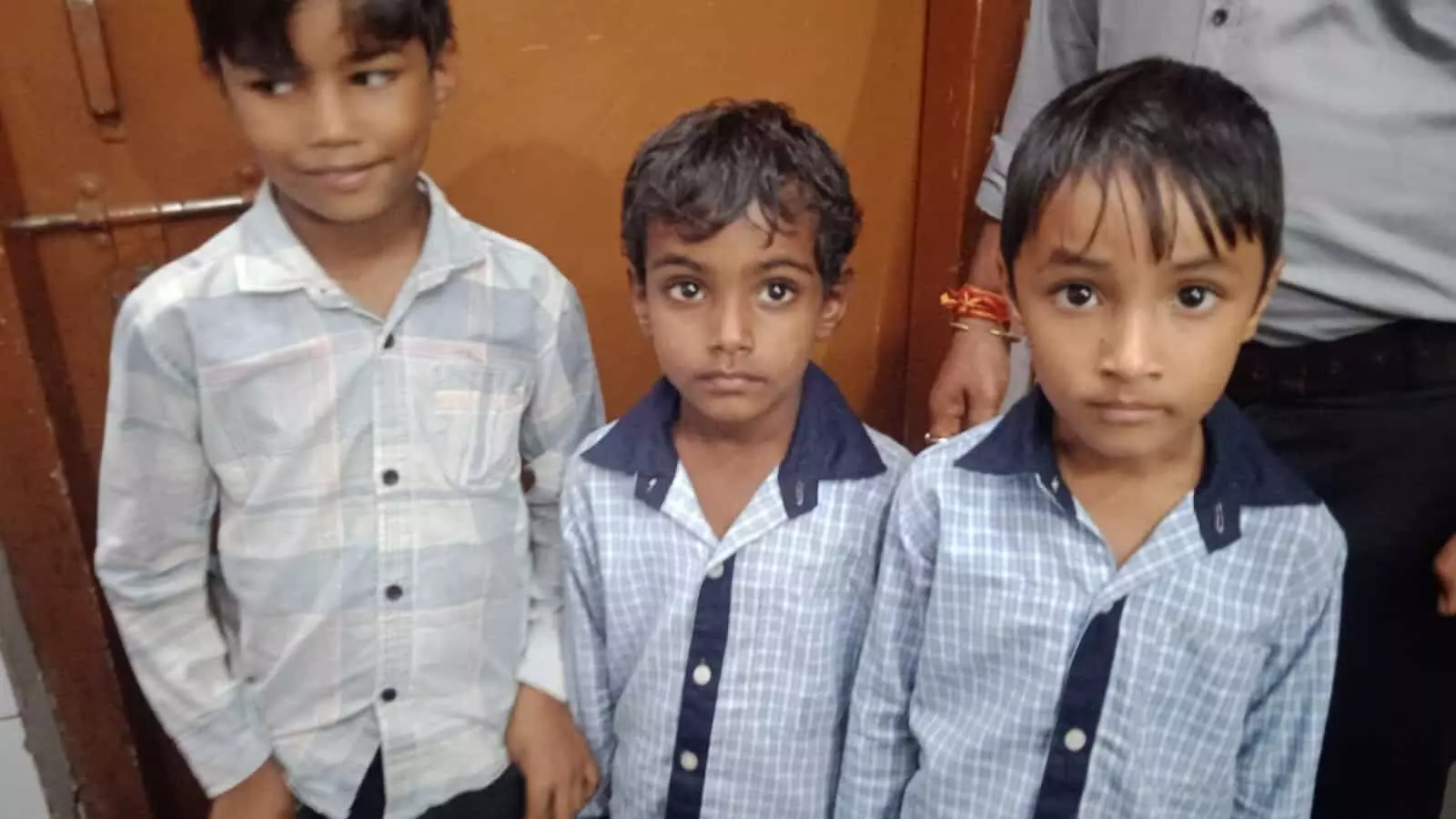 तस्वीर में भुसावर के अस्पताल परिसर में खड़े कुत्ते के हमले से घायल तीन बच्चे। तस्वीर में भुसावर के अस्पताल परिसर में खड़े कुत्ते के हमले से घायल तीन बच्चे।