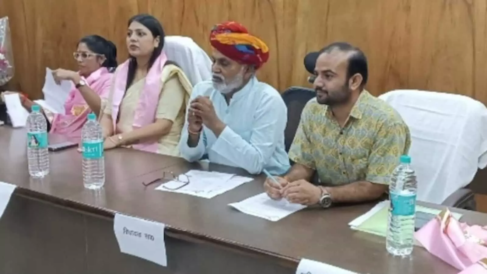 गंगापुर में पालिकाध्यक्ष प्रीति काकाणी और विधायक लादू लाल बोर्ड बैठक में अधिकारियों संग मौजूद। गंगापुर में पालिकाध्यक्ष प्रीति काकाणी और विधायक लादू लाल बोर्ड बैठक में अधिकारियों संग मौजूद।