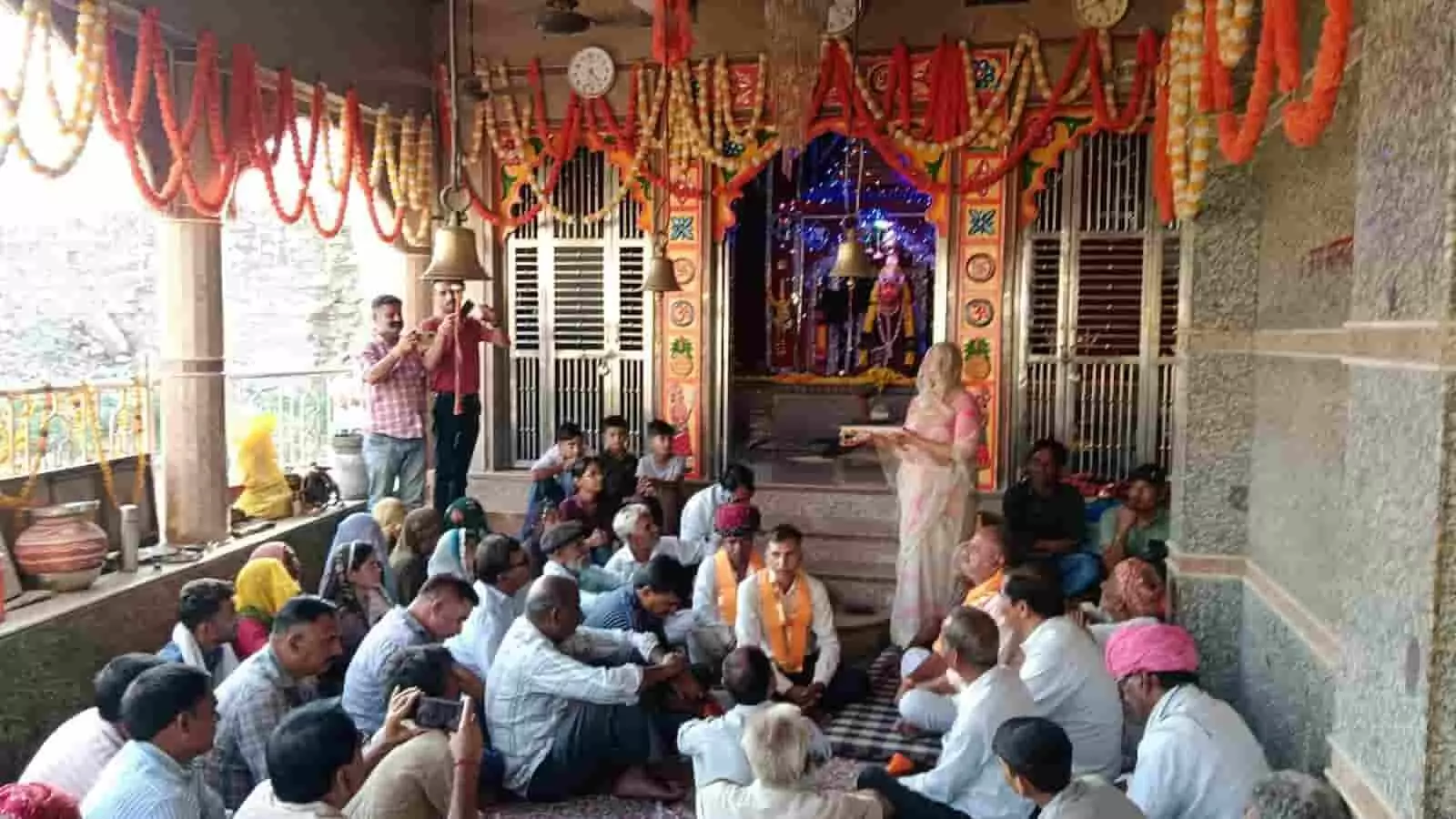 तस्वीर में खेड़ाखुट माताजी मंदिर परिसर में समर्थकों के साथ बैठीं पूर्व विधायक प्रीति शक्तावत सभा को संबोधित करती दिख रही हैं। तस्वीर में खेड़ाखुट माताजी मंदिर परिसर में समर्थकों के साथ बैठीं पूर्व विधायक प्रीति शक्तावत सभा को संबोधित करती दिख रही हैं।