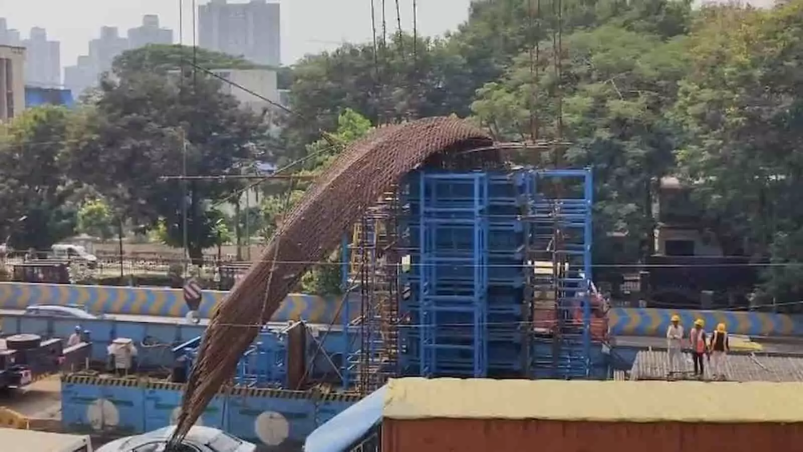 तस्वीर में ईस्टर्न एक्सप्रेस हाईवे पर मेट्रो निर्माण कार्य के दौरान क्षतिग्रस्त कार पर गिरा लोहे का ढांचा दिख रहा है। तस्वीर में ईस्टर्न एक्सप्रेस हाईवे पर मेट्रो निर्माण कार्य के दौरान क्षतिग्रस्त कार पर गिरा लोहे का ढांचा दिख रहा है।