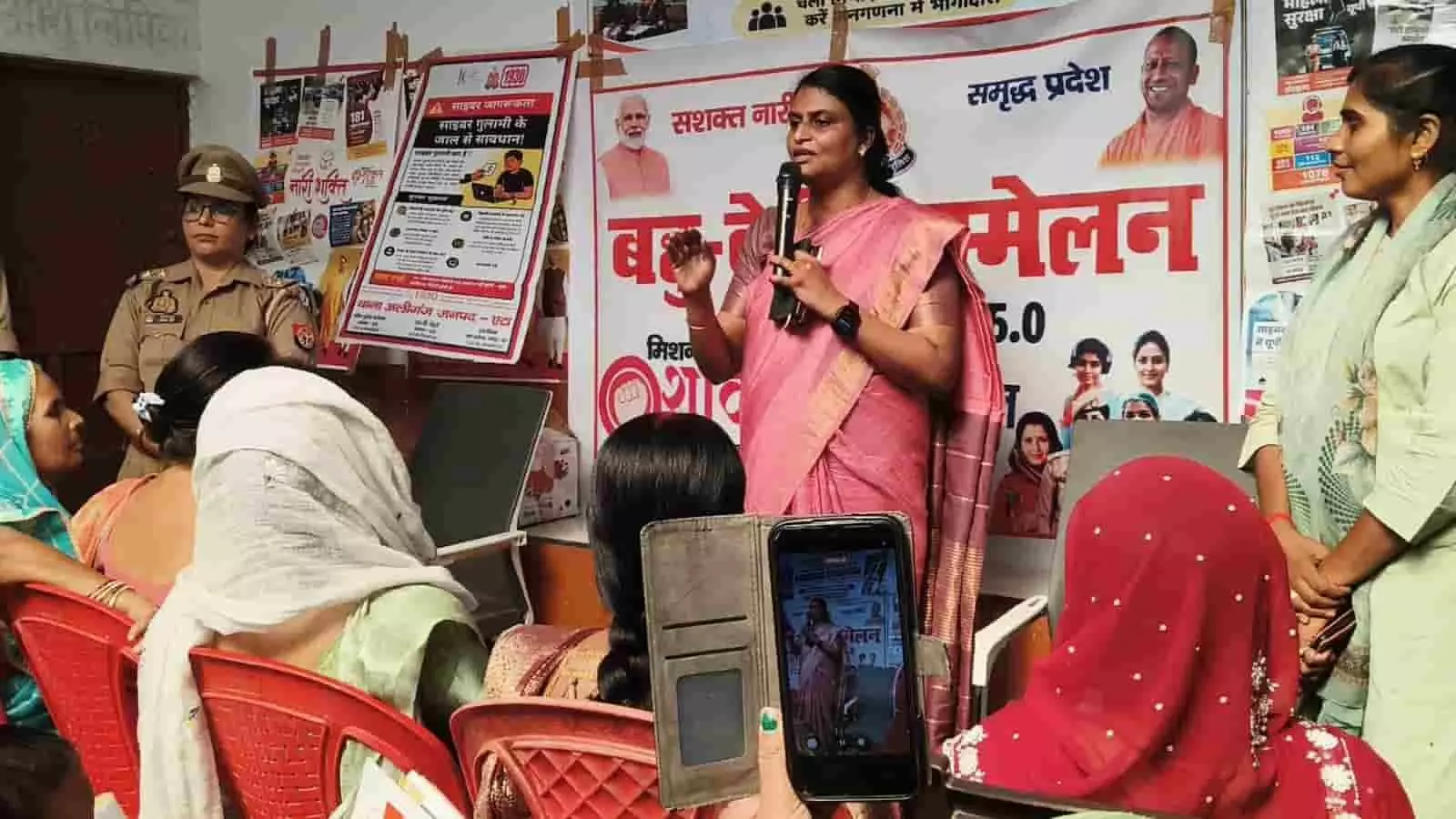 तस्वीर में अलीगंज में आयोजित सम्मेलन में महिलाओं को संबोधित करतीं जिलाधिकारी एम. अरुन्मोली। तस्वीर में अलीगंज में आयोजित सम्मेलन में महिलाओं को संबोधित करतीं जिलाधिकारी एम. अरुन्मोली।