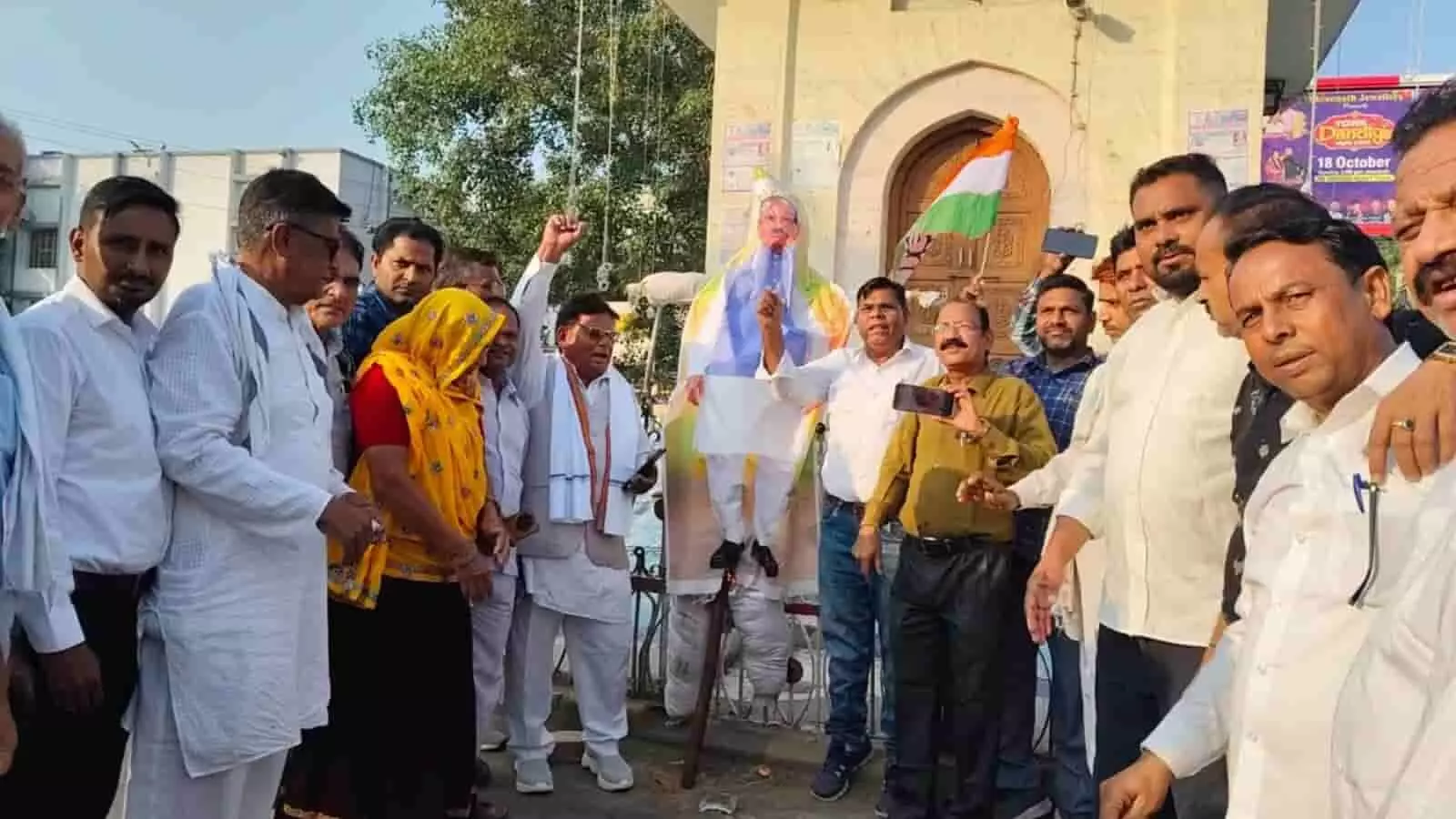 तस्वीर में टोंक के घंटाघर चौराहे पर कांग्रेस कार्यकर्ता मदन राठौड़ का पुतला जलाकर प्रदर्शन कर रहे हैं। तस्वीर में टोंक के घंटाघर चौराहे पर कांग्रेस कार्यकर्ता मदन राठौड़ का पुतला जलाकर प्रदर्शन कर रहे हैं।