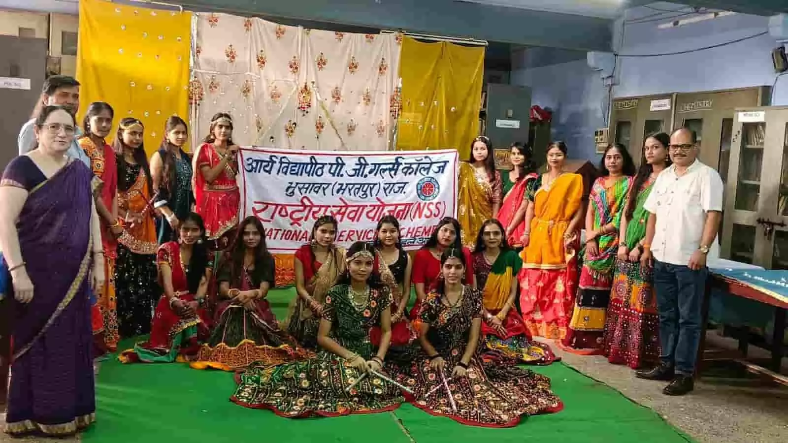 तस्वीर में भुसावर के आर्य महिला विद्यापीठ में पारंपरिक पोशाक पहने छात्राएं गरबा नृत्य प्रतियोगिता के दौरान समूह में खड़ी हैं। तस्वीर में भुसावर के आर्य महिला विद्यापीठ में पारंपरिक पोशाक पहने छात्राएं गरबा नृत्य प्रतियोगिता के दौरान समूह में खड़ी हैं।